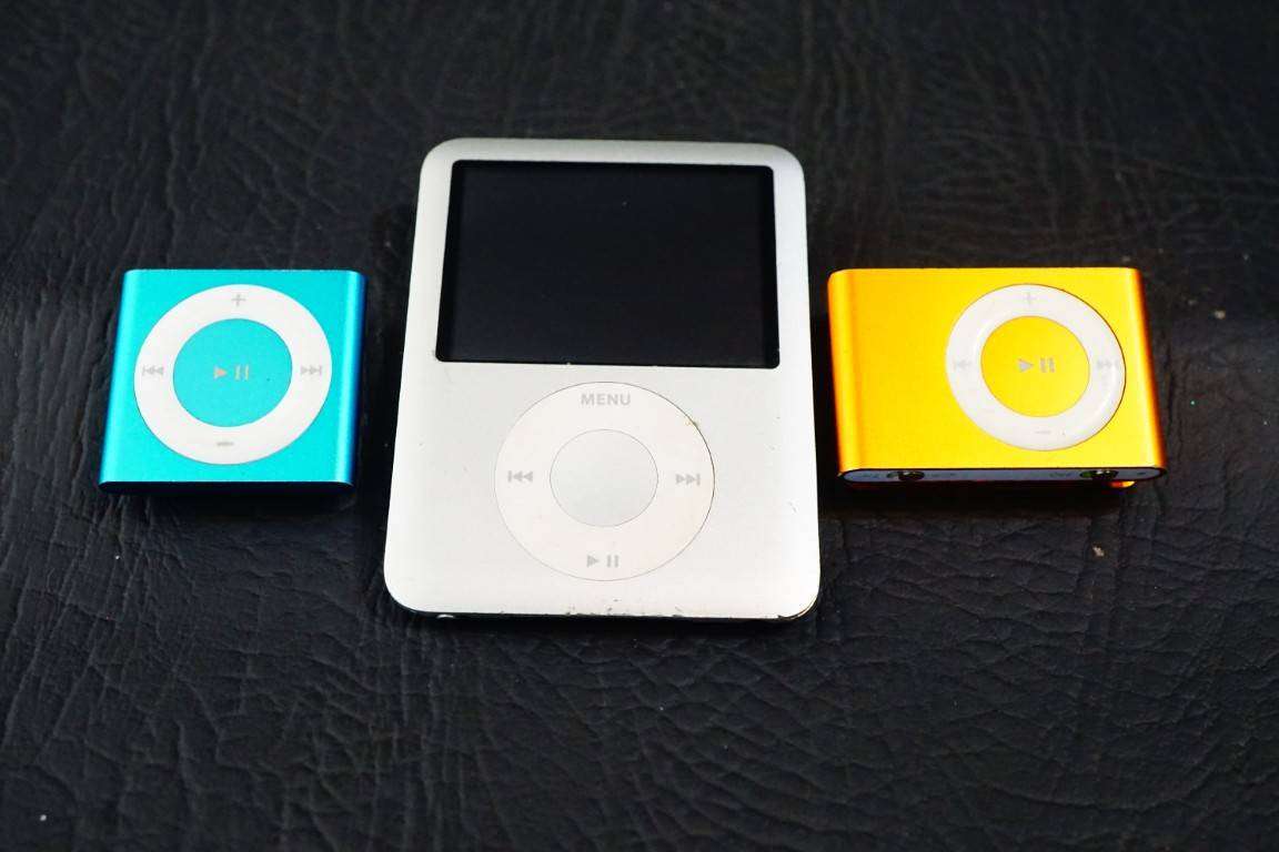 Set of 3 Apple Ipods **SPARES OR REPAIR NON FUNCTIONAL**