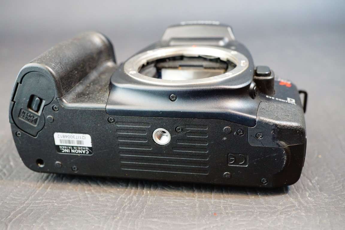 CANON EOS Elan 7E 35mm SLR Film Camera Body Eye Controlled Auto Focus  **Great Condition**