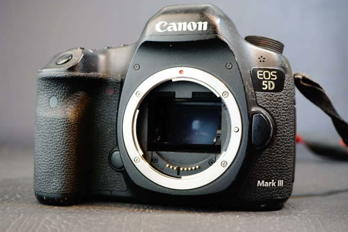 Canon EOS 5D Mark III 22.3MP Digital SLR Camera Body Full Frame Sensor **Working BUT VERY WELL USED*