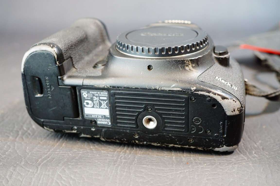 Canon EOS 5D Mark III 22.3MP Digital SLR Camera Body Full Frame Sensor **Working BUT VERY WELL USED*