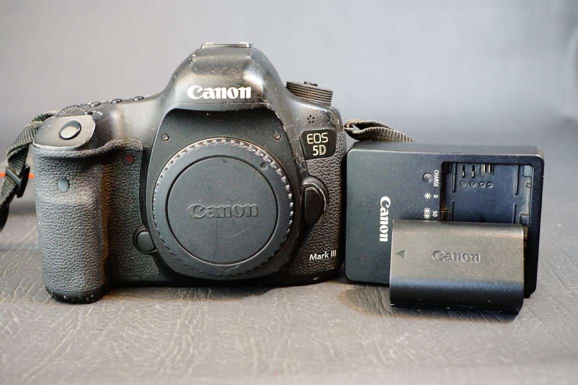 Canon EOS 5D Mark III 22.3MP Digital SLR Camera Body Full Frame Sensor **Working BUT VERY WELL USED*