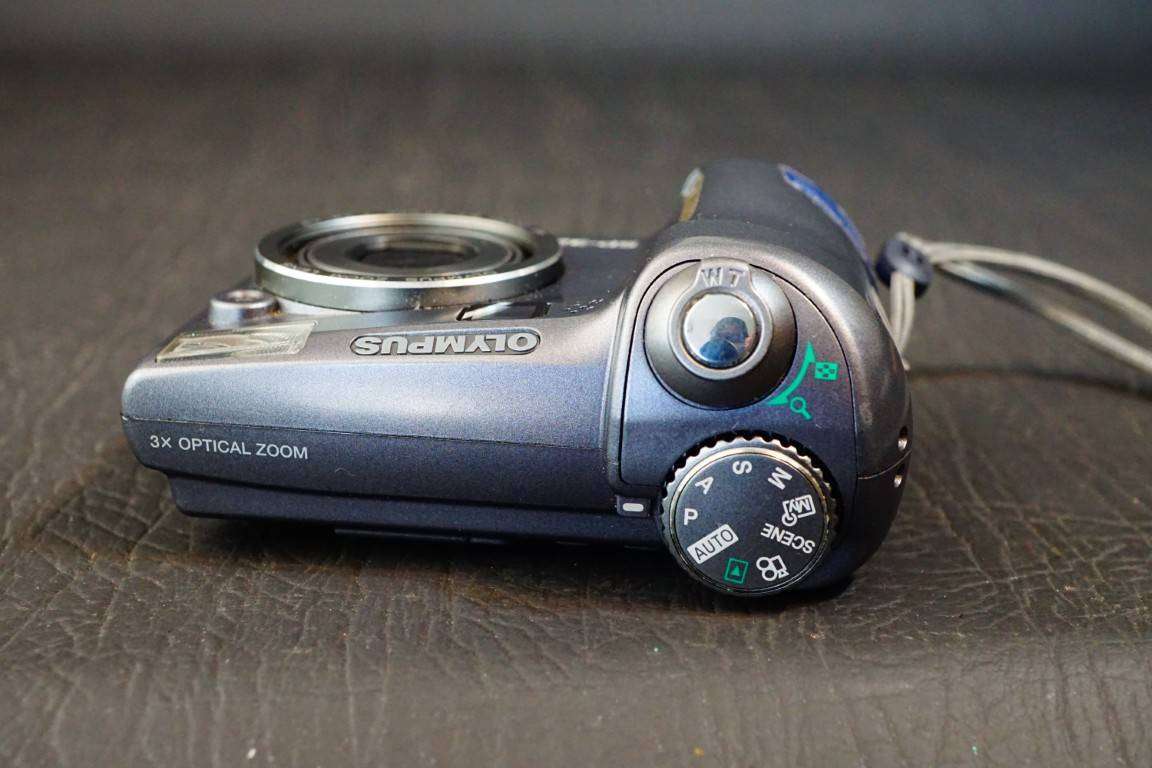 Olympus SP Series SP-320 7.1MP Digital Camera 3x Optical Zoom uses AA Batteries  **Good Condition**
