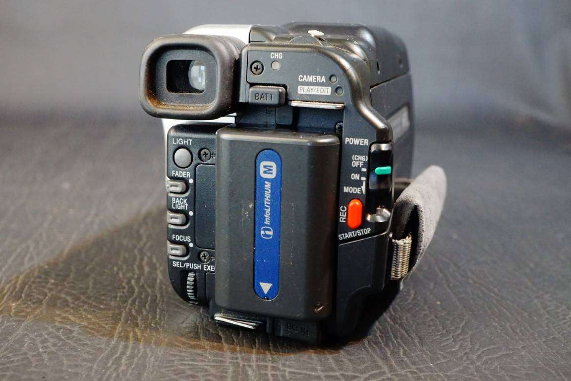 Sony CCD-TRV238E Hi8 Tape Video Camera HANDYCAM Camcorder **Great Condition**