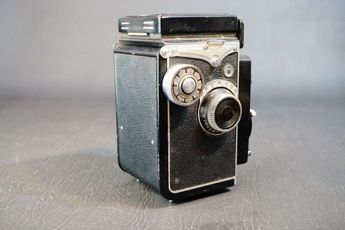 Yashica-A 6x6 TLR with Yashikor 80mm F3.5 Lens 120 Roll Film Camera **Great Condition**