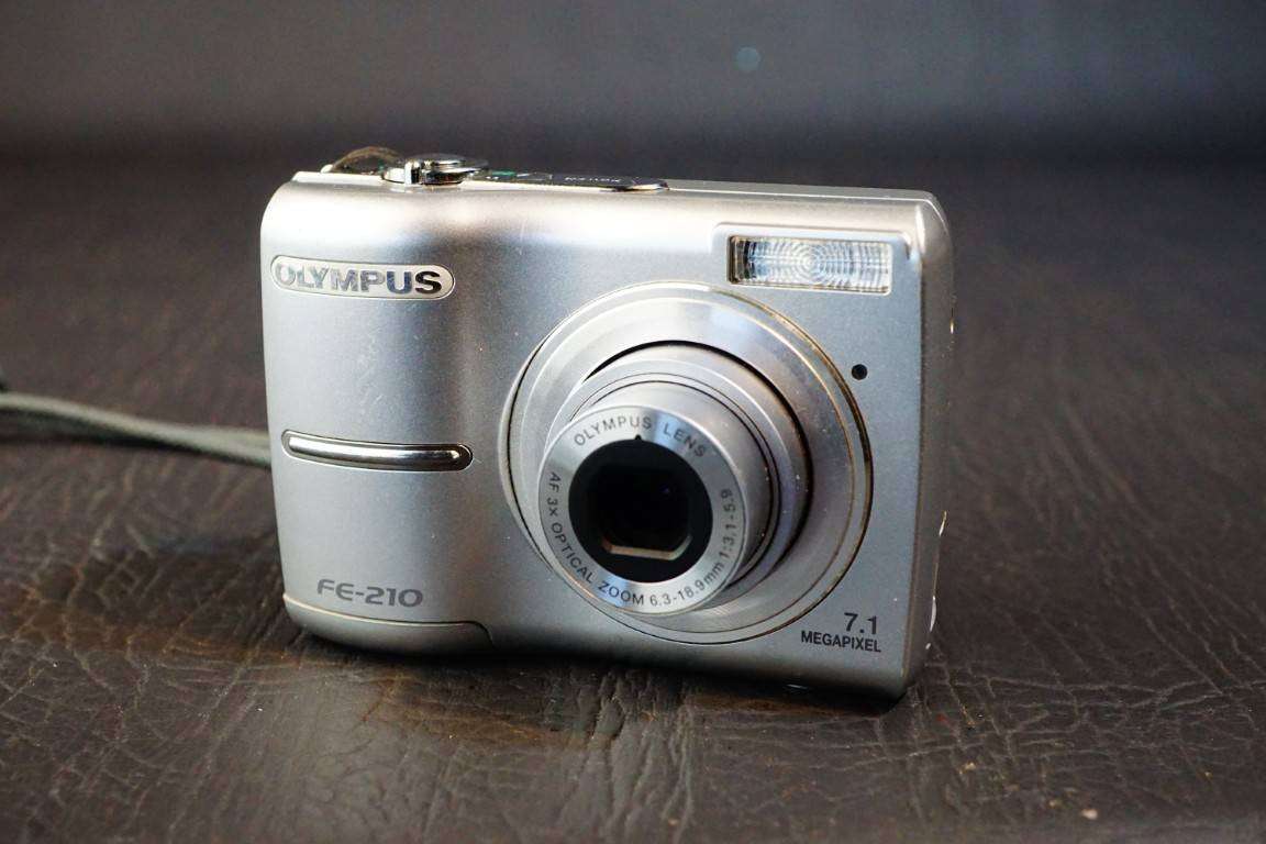 Olympus FE-210 Digital Camera 7.1MP CCD Silver 3x Optical Zoom uses AA Batteries  **Good Condition**