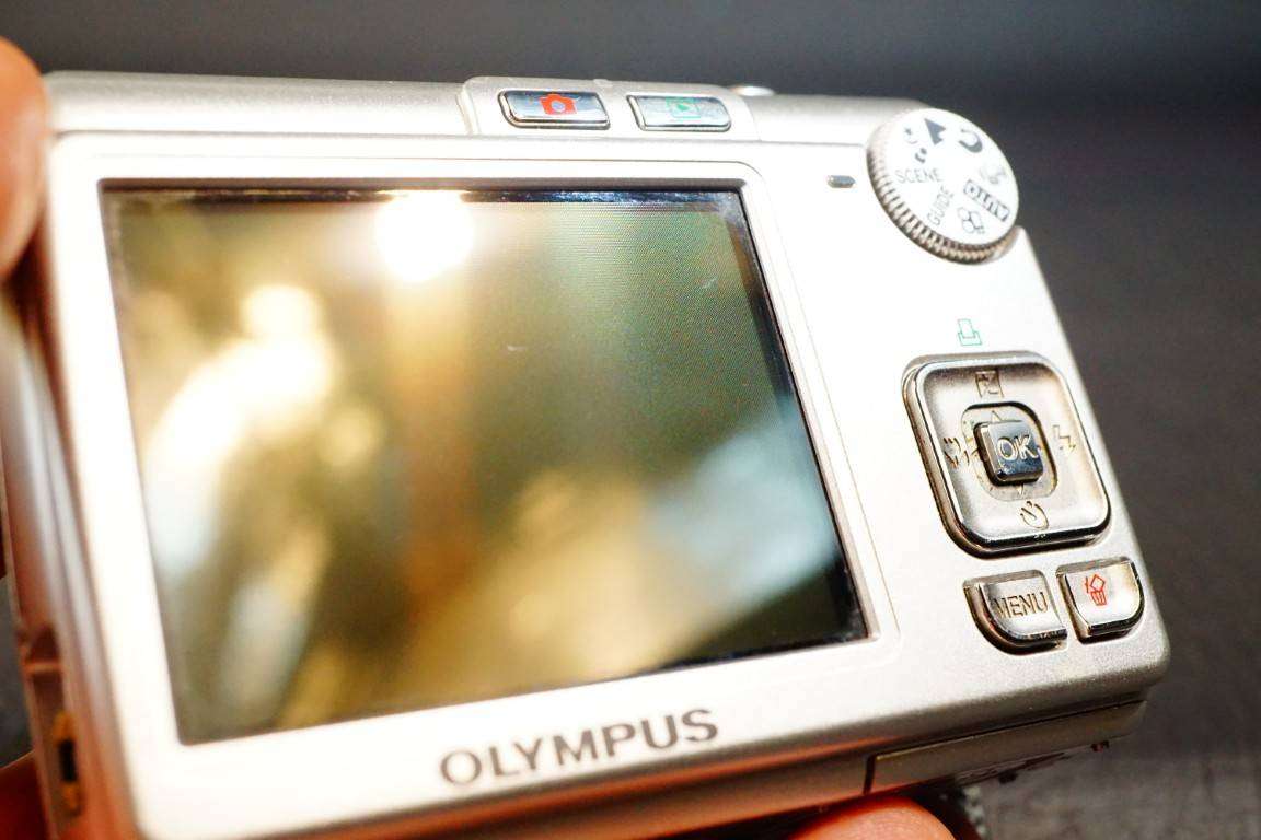 Olympus FE-210 Digital Camera 7.1MP CCD Silver 3x Optical Zoom uses AA Batteries  **Good Condition**