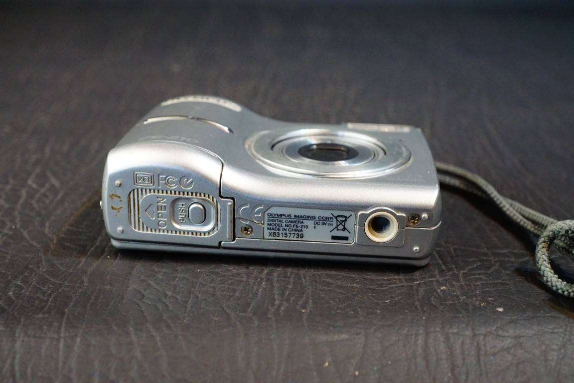 Olympus FE-210 Digital Camera 7.1MP CCD Silver 3x Optical Zoom uses AA Batteries  **Good Condition**