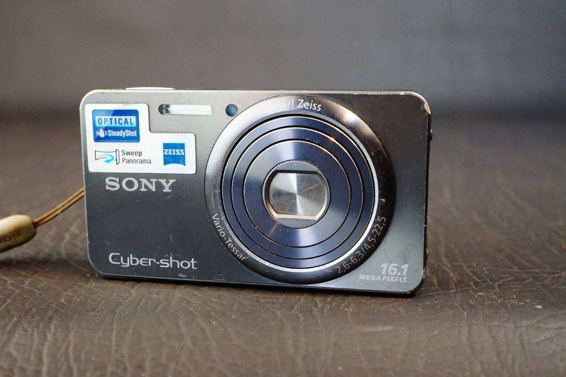 SONY Cyber-shot DSC-W570 Compact Digital Camera 16.1 MP 5x Optical Zoom Lens **Good Condition**