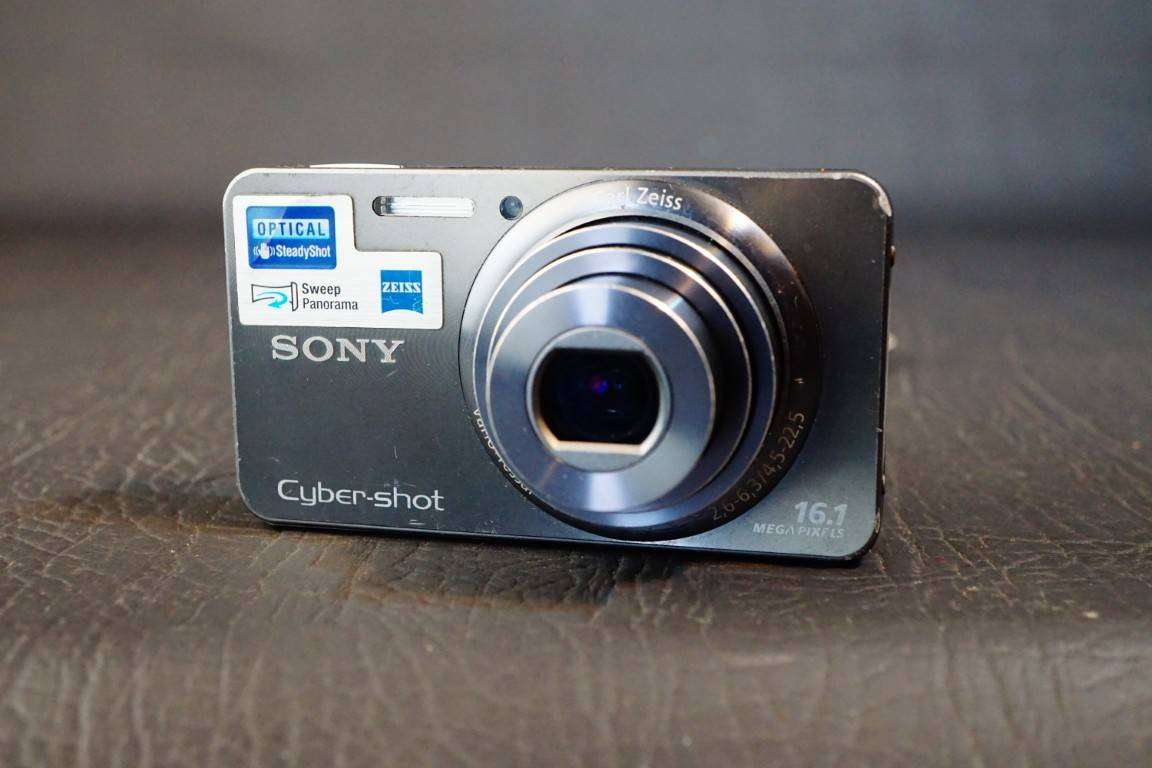 SONY Cyber-shot DSC-W570 Compact Digital Camera 16.1 MP 5x Optical Zoom Lens **Good Condition**