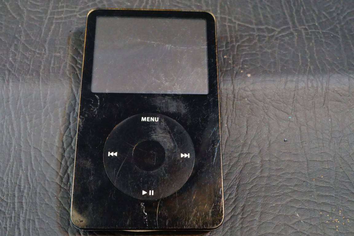 Apple iPod classic 5th Generation 30GB **BAD BATTERY + LINES ON SCREEN**