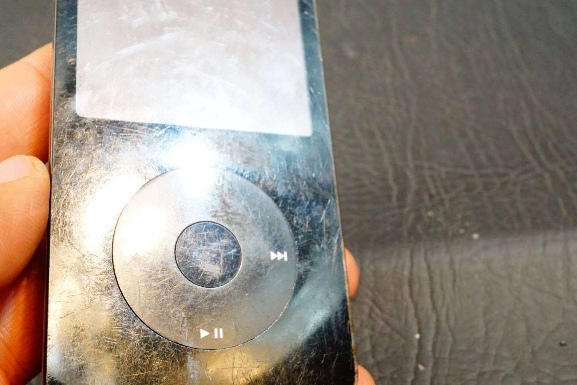 Apple iPod classic 5th Generation 30GB **BAD BATTERY + LINES ON SCREEN**