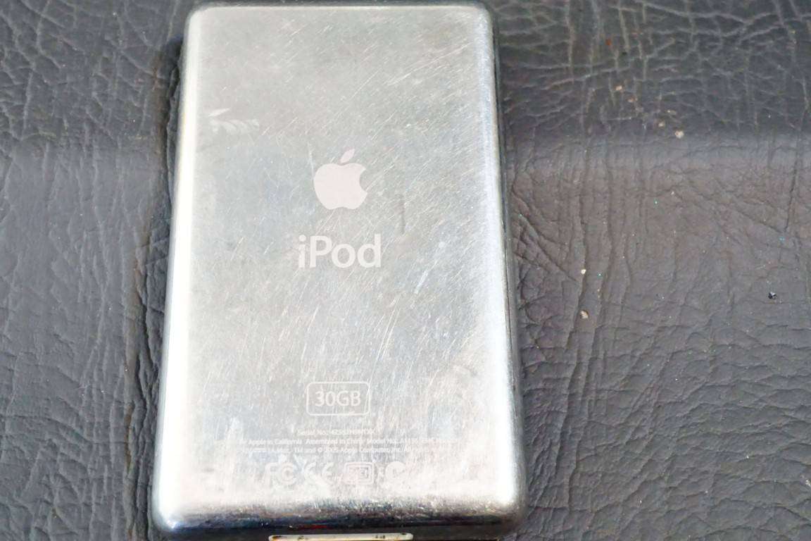 Apple iPod classic 5th Generation 30GB **BAD BATTERY + LINES ON SCREEN**