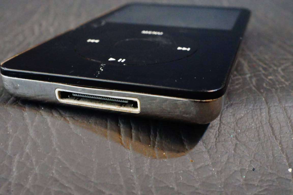 Apple iPod classic 5th Generation 30GB **BAD BATTERY + LINES ON SCREEN**