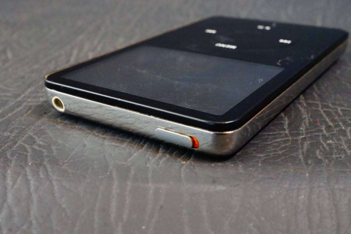 Apple iPod classic 5th Generation 30GB **BAD BATTERY + LINES ON SCREEN**