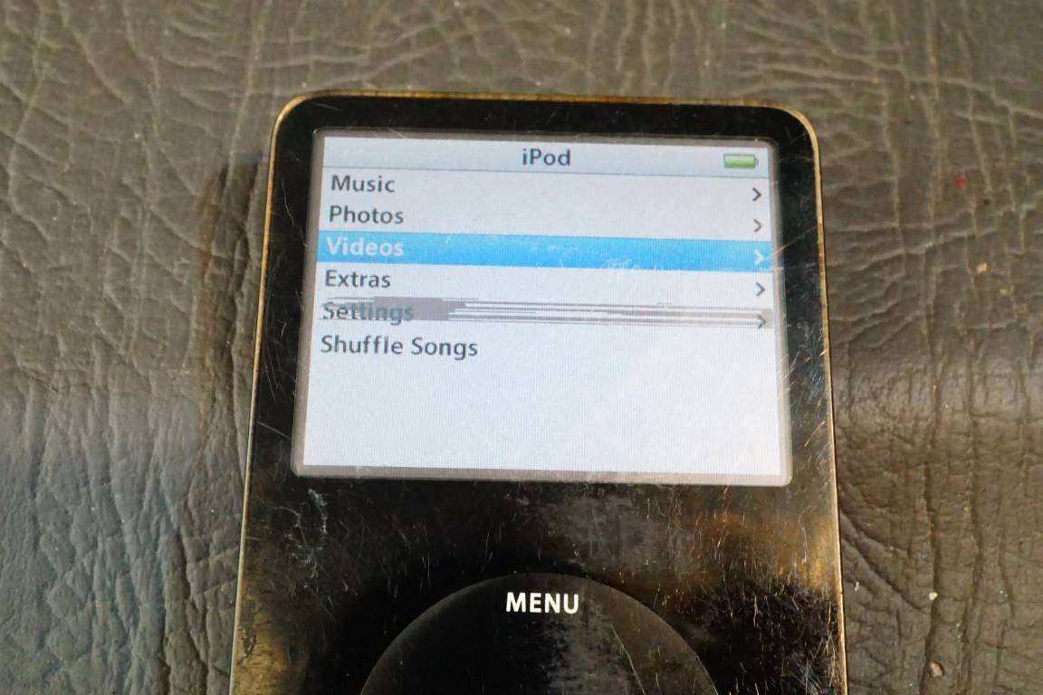 Apple iPod classic 5th Generation 30GB **BAD BATTERY + LINES ON SCREEN**