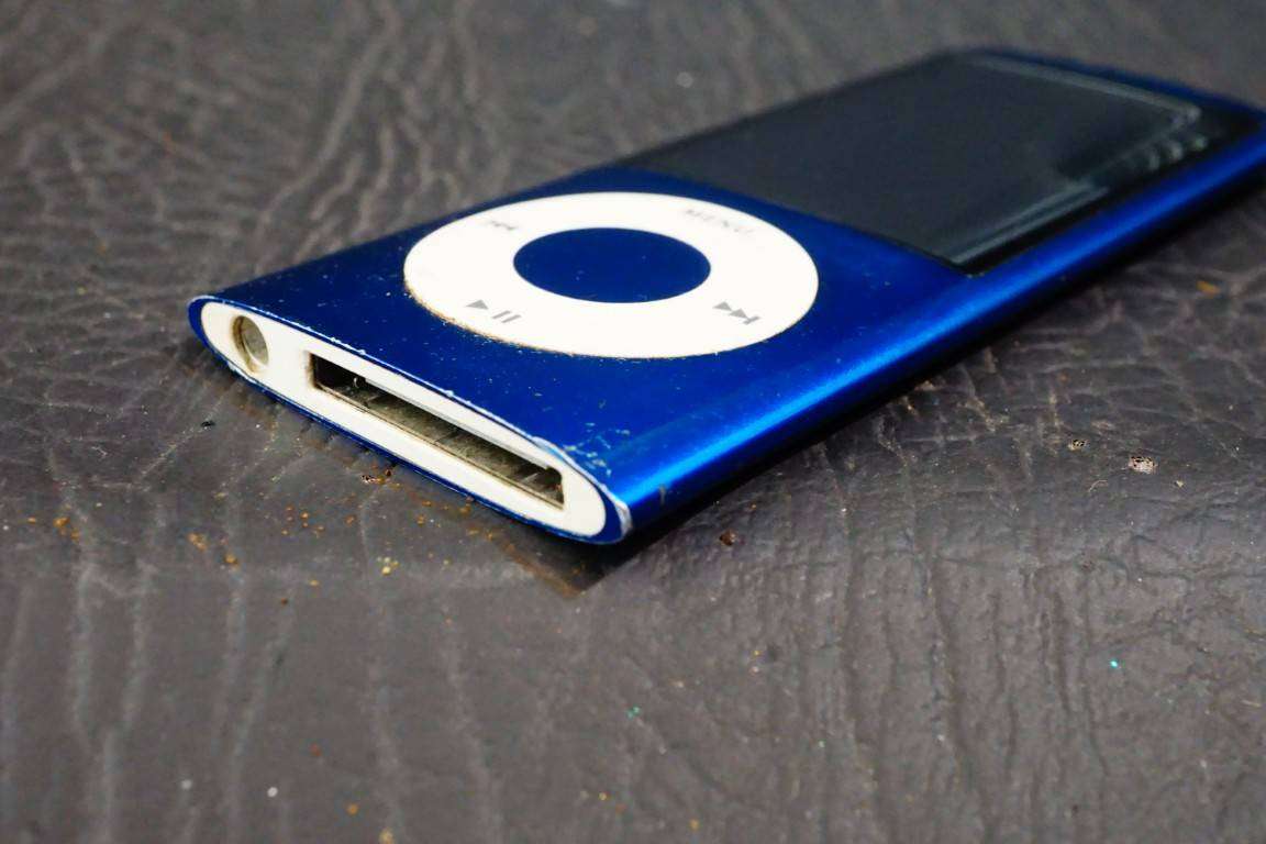 Blue Apple Ipod Nano 5th Gen 8GB A1320 **Good Condition**
