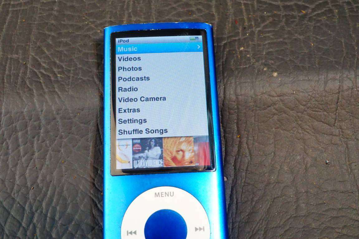 Blue Apple Ipod Nano 5th Gen 8GB A1320 **Good Condition**