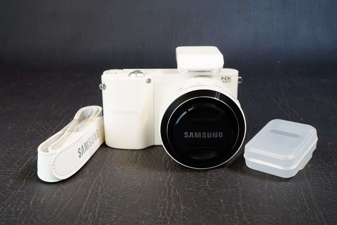 Samsung NX NX1000 20.3MP Mirrorless Digital Camera with 20-50mm Lens **Great Condition**