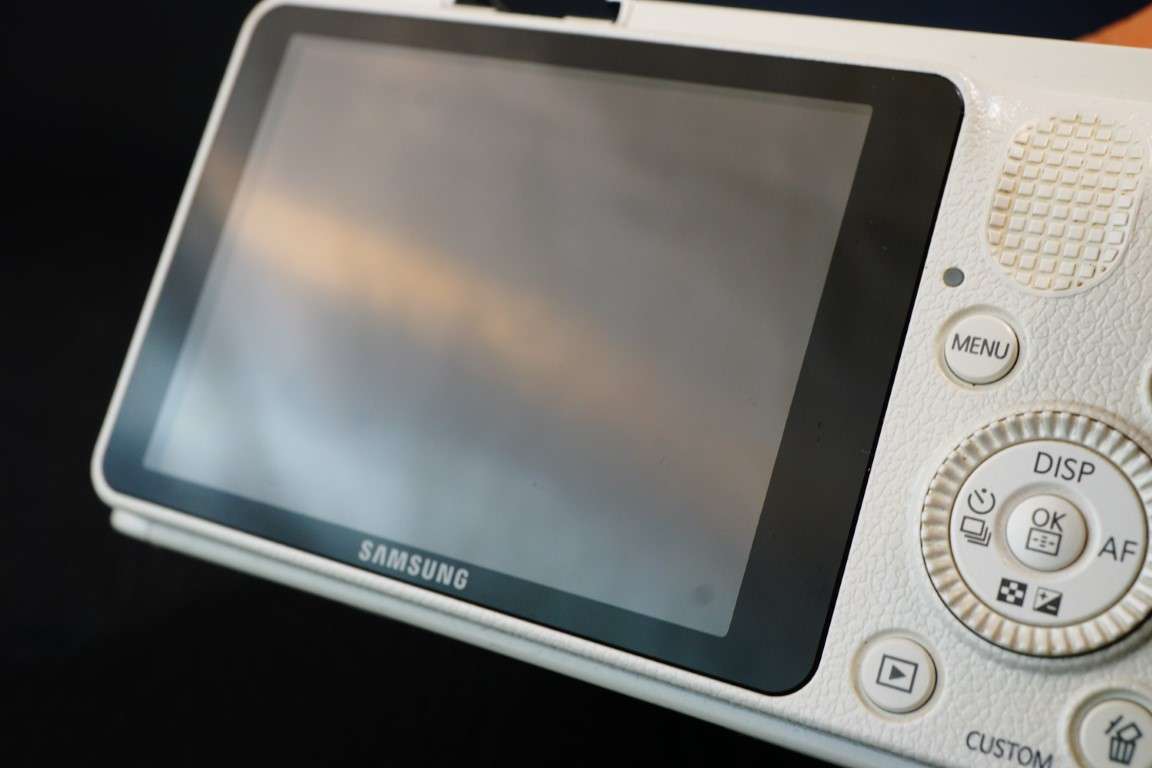 Samsung NX NX1000 20.3MP Mirrorless Digital Camera with 20-50mm Lens **Great Condition**