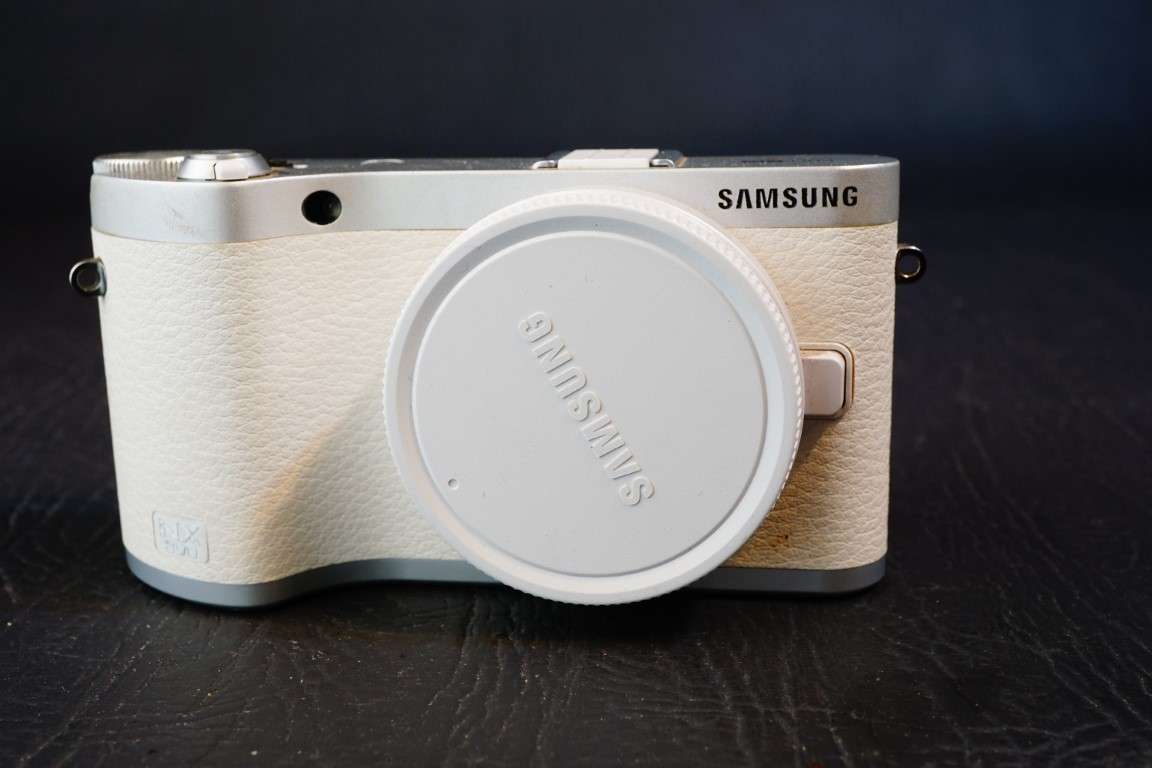 Samsung NX NX300 Mirrorless Digital Camera Body **PLEASE READ DESCRIPTION, Spares or Repair**