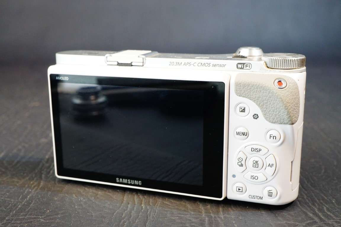 Samsung NX NX300 Mirrorless Digital Camera Body **PLEASE READ DESCRIPTION, Spares or Repair**