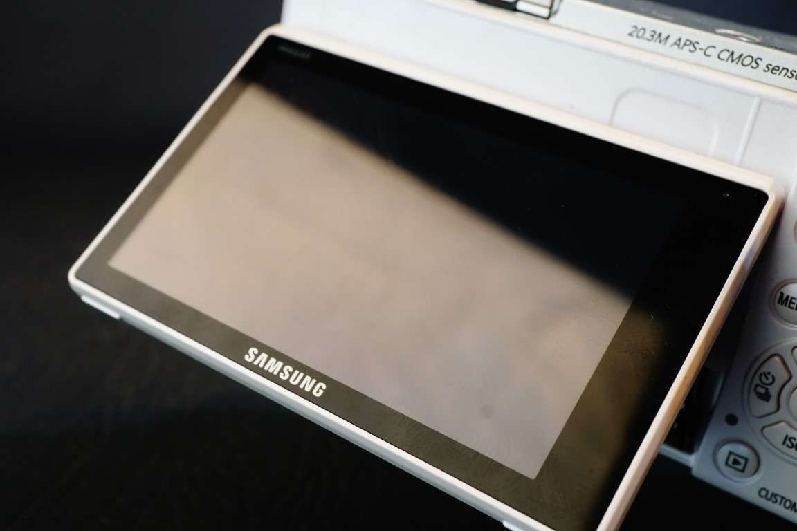 Samsung NX NX300 Mirrorless Digital Camera Body **PLEASE READ DESCRIPTION, Spares or Repair**