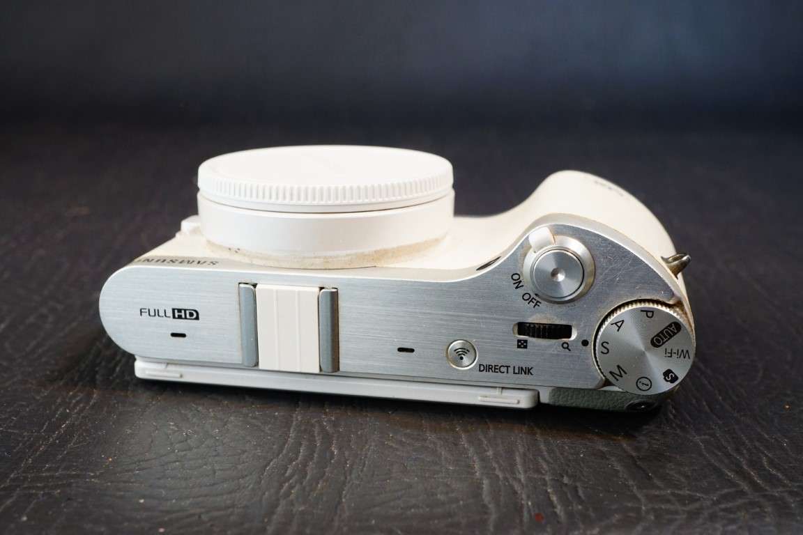 Samsung NX NX300 Mirrorless Digital Camera Body **PLEASE READ DESCRIPTION, Spares or Repair**