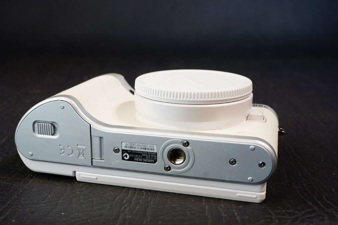 Samsung NX NX300 Mirrorless Digital Camera Body **PLEASE READ DESCRIPTION, Spares or Repair**