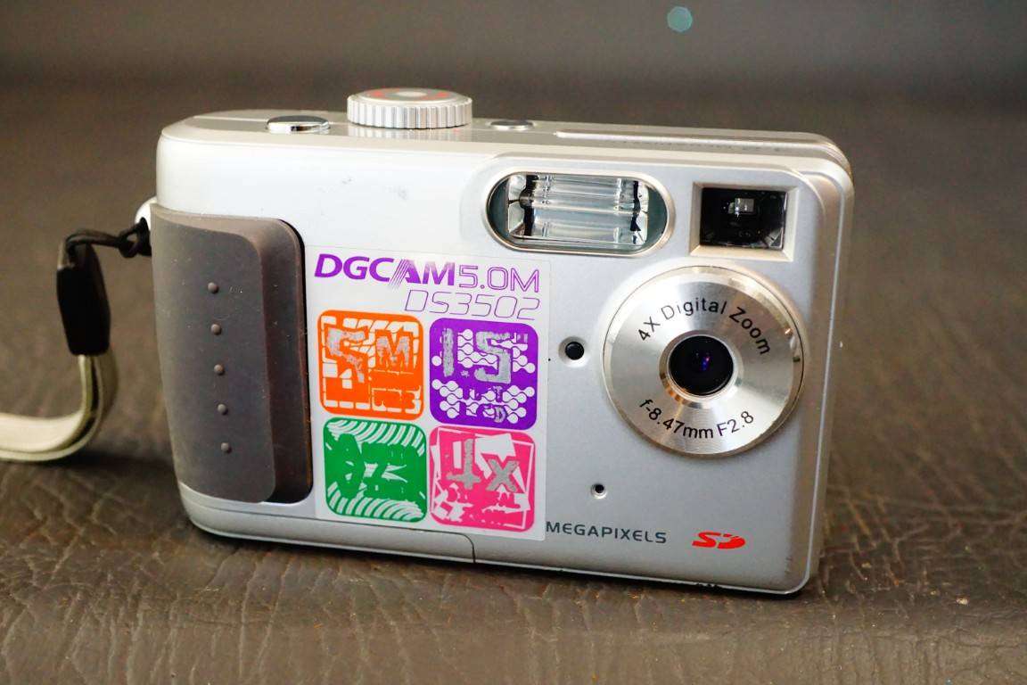 DGCAM DS3502 3.2MP Digital Camera uses 4 AAA Batteries **Good Condition**