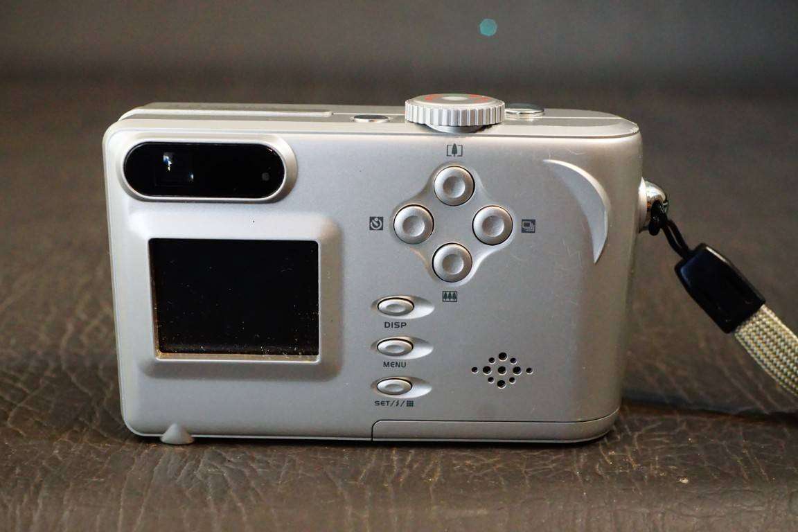 DGCAM DS3502 3.2MP Digital Camera uses 4 AAA Batteries **Good Condition**