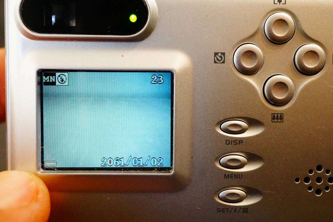 DGCAM DS3502 3.2MP Digital Camera uses 4 AAA Batteries **Good Condition**