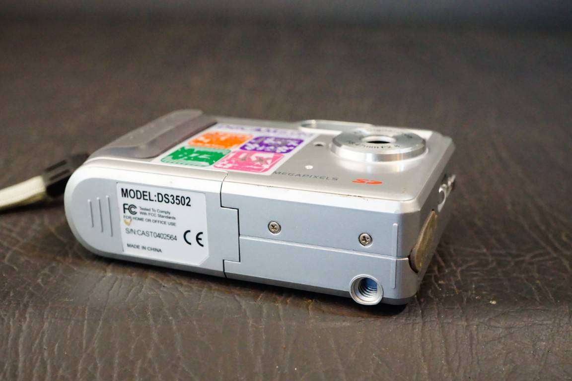 DGCAM DS3502 3.2MP Digital Camera uses 4 AAA Batteries **Good Condition**