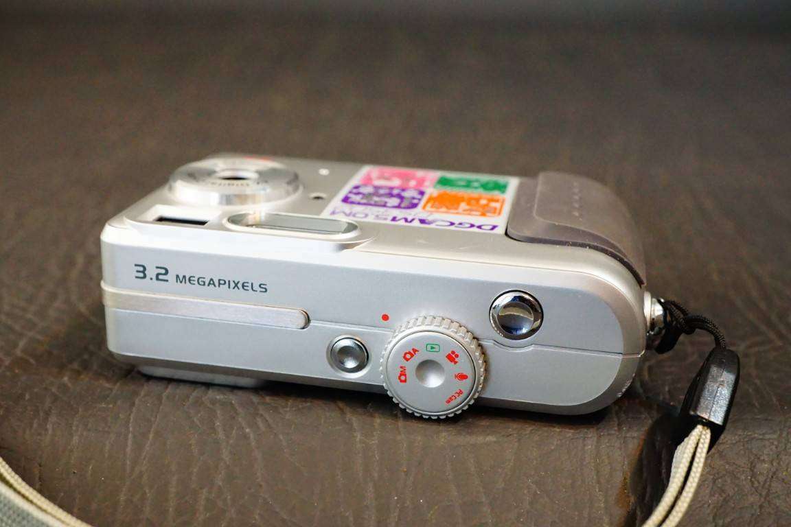 DGCAM DS3502 3.2MP Digital Camera uses 4 AAA Batteries **Good Condition**
