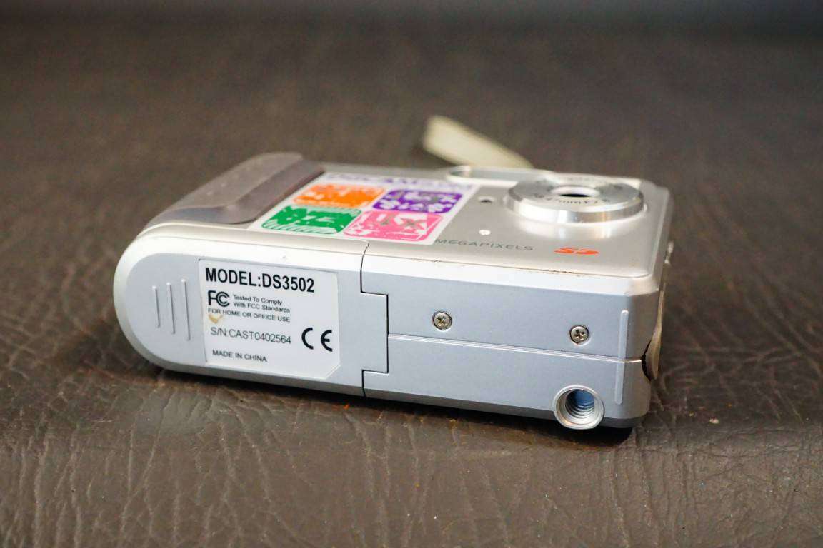 DGCAM DS3502 3.2MP Digital Camera uses 4 AAA Batteries **Good Condition**