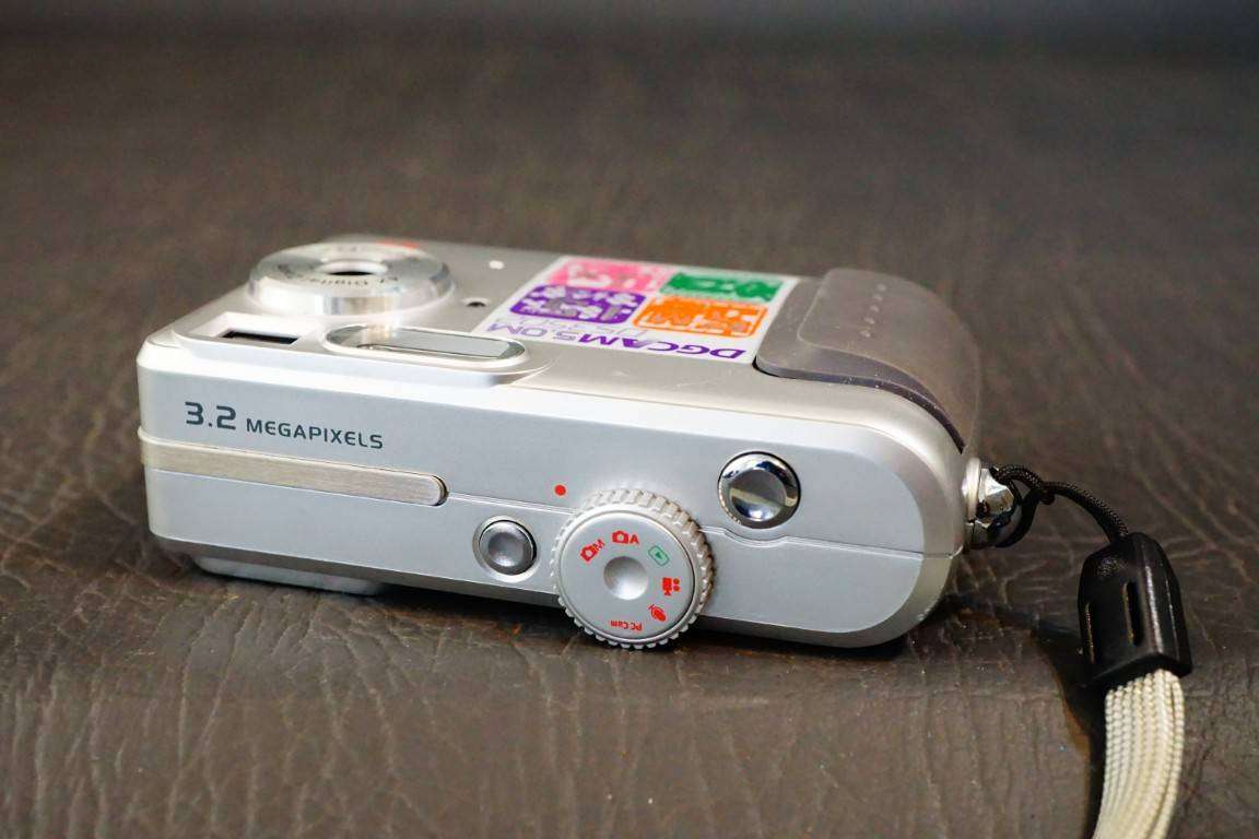DGCAM DS3502 3.2MP Digital Camera uses 4 AAA Batteries **Good Condition**