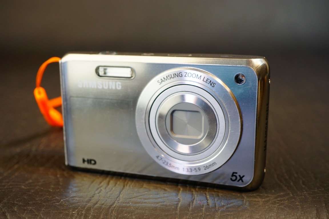 Samsung DualView DV100 16.1MP 5x Zoom Digital Camera   **Great Condition**