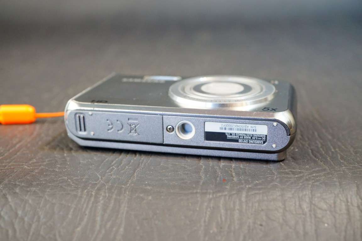 Samsung DualView DV100 16.1MP 5x Zoom Digital Camera   **Great Condition**