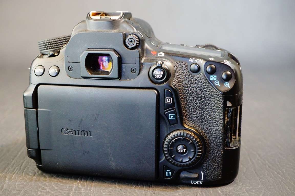 Canon EOS 70D 20.2 MP DSLR Camera Body **NON FUNCTIONAL SPARES OR REPAIR**