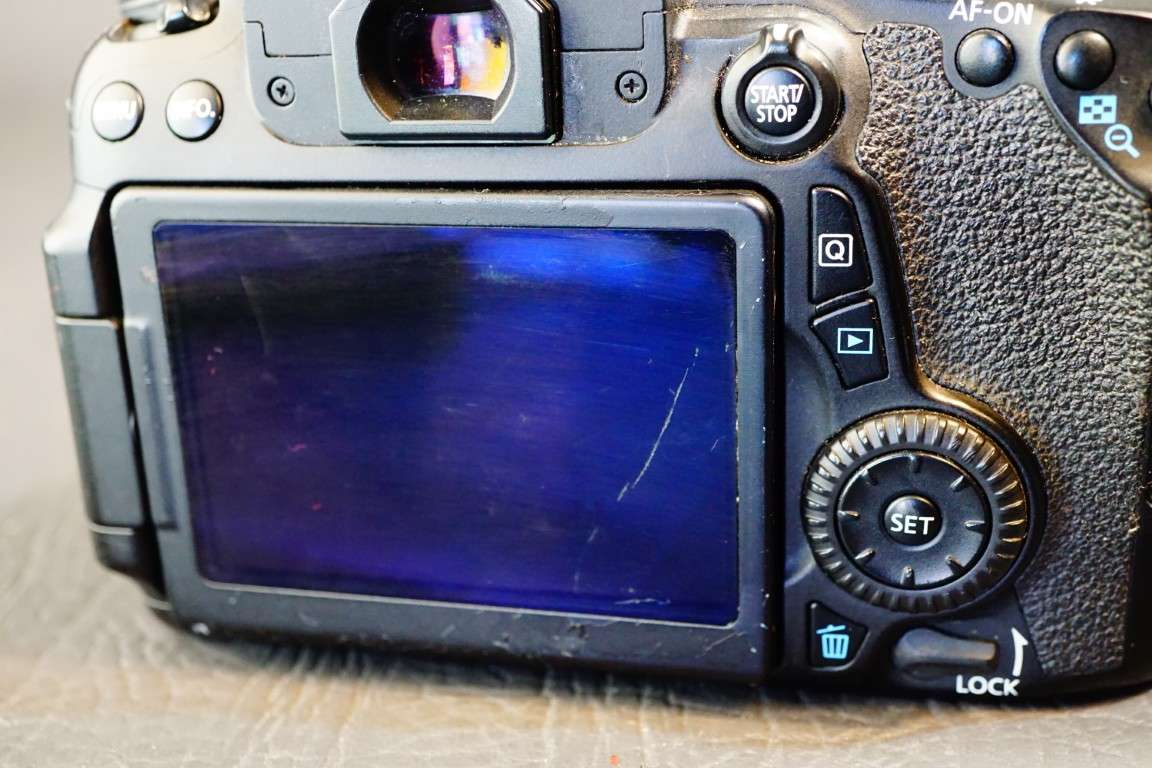 Canon EOS 70D 20.2 MP DSLR Camera Body **NON FUNCTIONAL SPARES OR REPAIR**