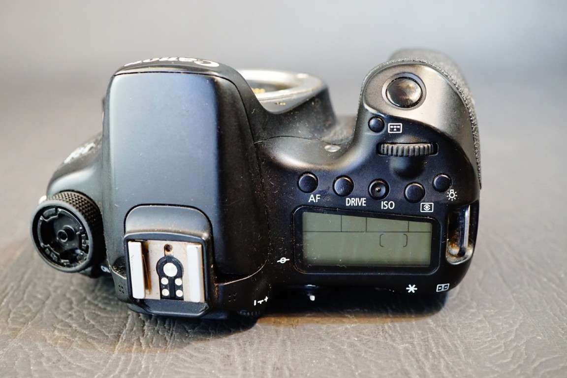 Canon EOS 70D 20.2 MP DSLR Camera Body **NON FUNCTIONAL SPARES OR REPAIR**