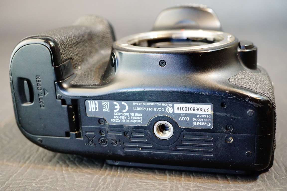 Canon EOS 70D 20.2 MP DSLR Camera Body **NON FUNCTIONAL SPARES OR REPAIR**