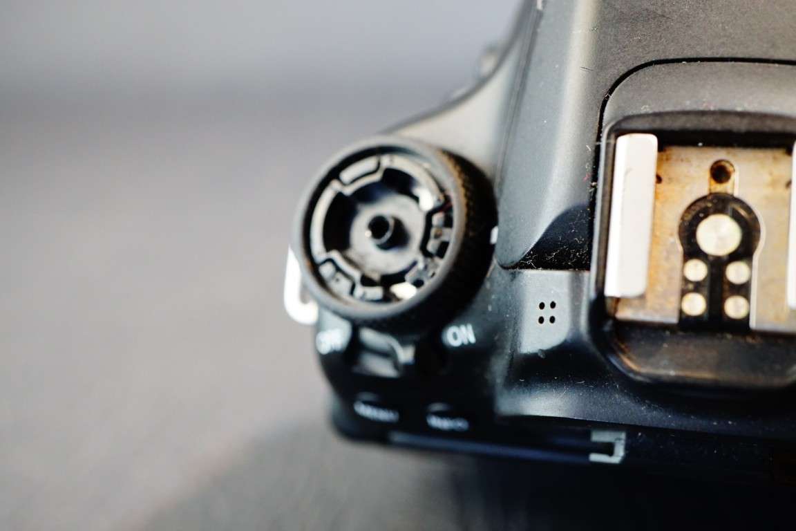 Canon EOS 70D 20.2 MP DSLR Camera Body **NON FUNCTIONAL SPARES OR REPAIR**