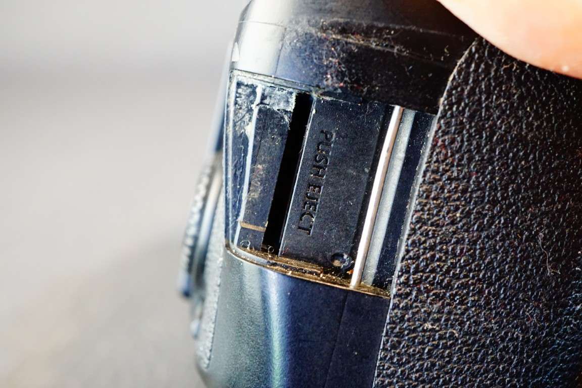 Canon EOS 70D 20.2 MP DSLR Camera Body **NON FUNCTIONAL SPARES OR REPAIR**