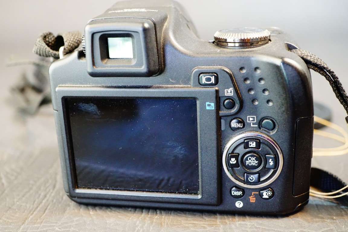 Olympus SP-590UZ 12Mp Digital Camera uses AA Batteries  **Good Condition**