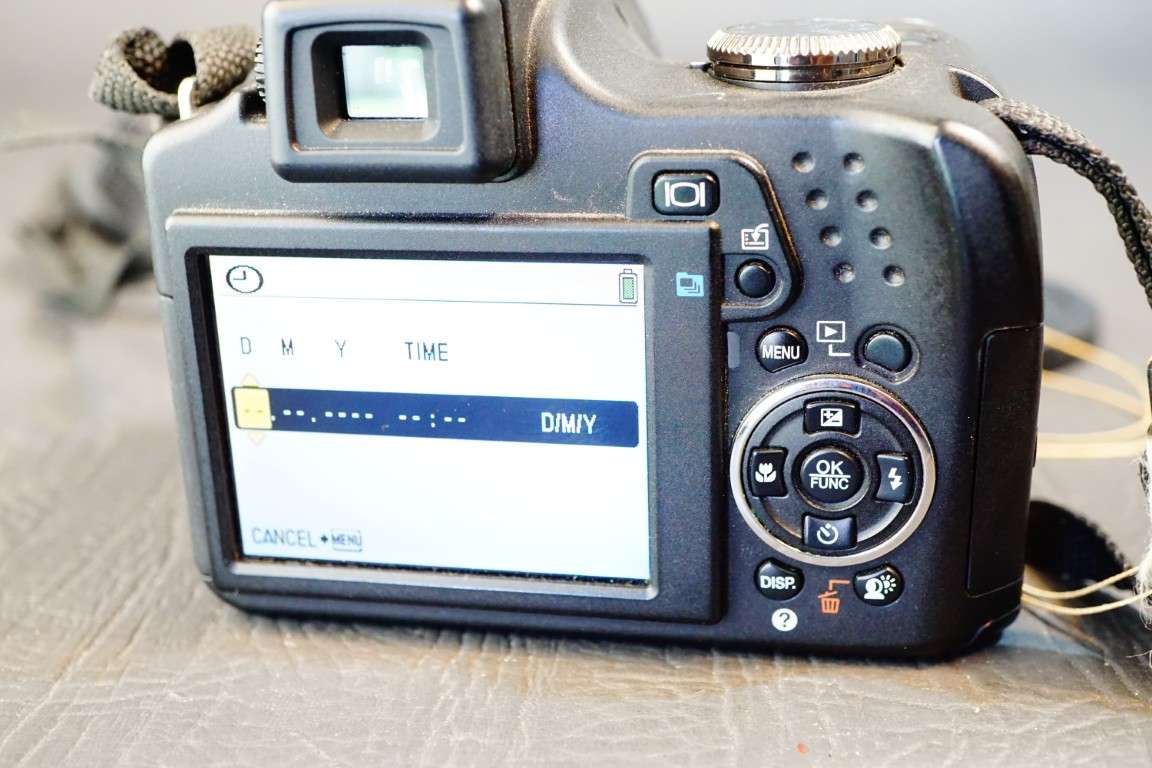 Olympus SP-590UZ 12Mp Digital Camera uses AA Batteries  **Good Condition**