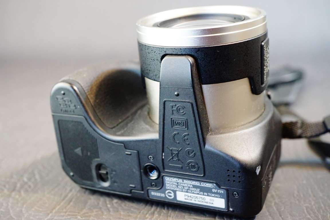 Olympus SP-590UZ 12Mp Digital Camera uses AA Batteries  **Good Condition**