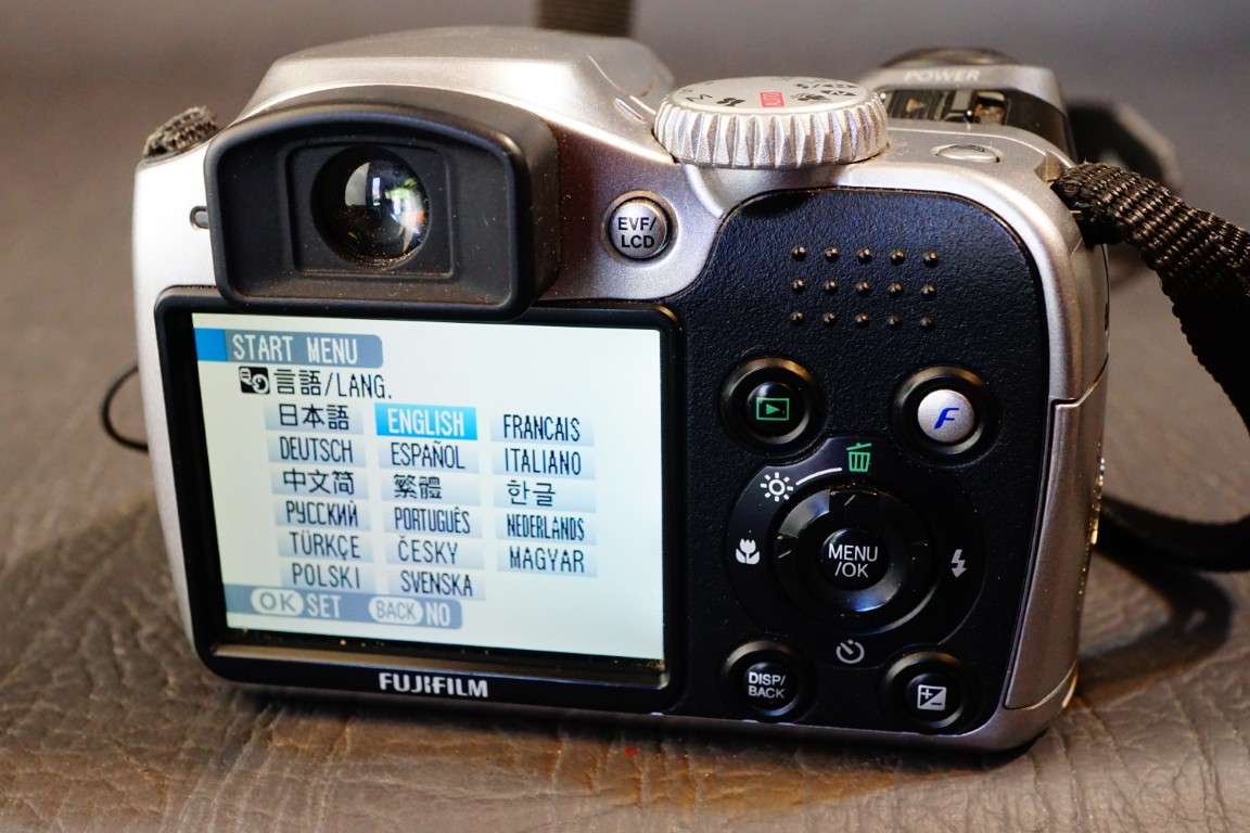 Fujifilm FinePix S5700 7.1 MP 10x Zoom Digital Bridge AA Batteries  **Good Condition**