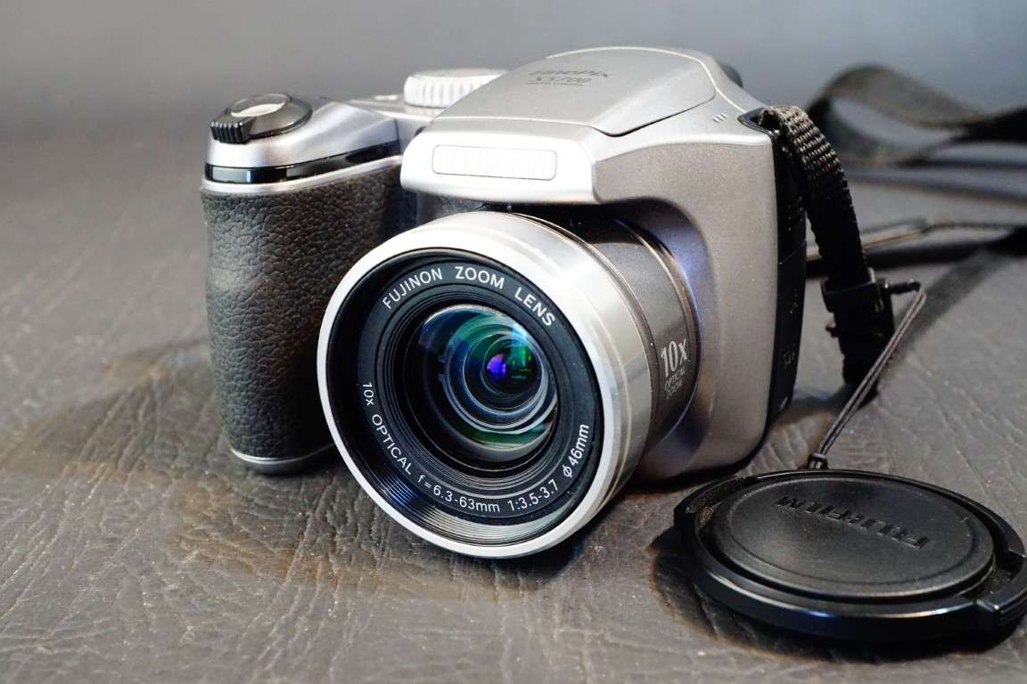 Fujifilm FinePix S5700 7.1 MP 10x Zoom Digital Bridge AA Batteries  **Good Condition**