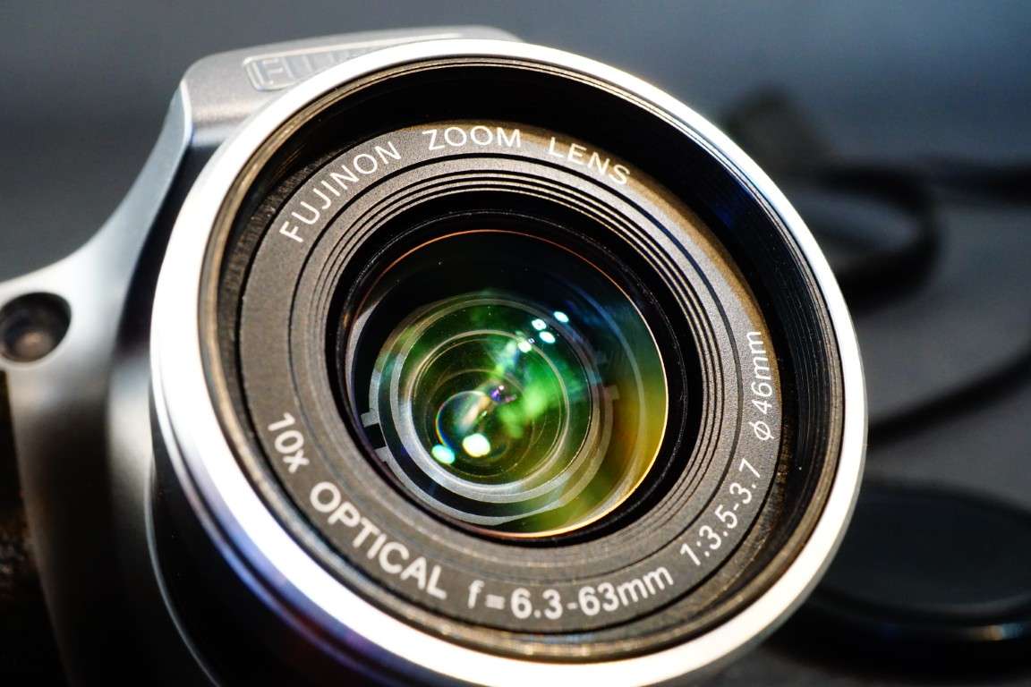 Fujifilm FinePix S5700 7.1 MP 10x Zoom Digital Bridge AA Batteries  **Good Condition**