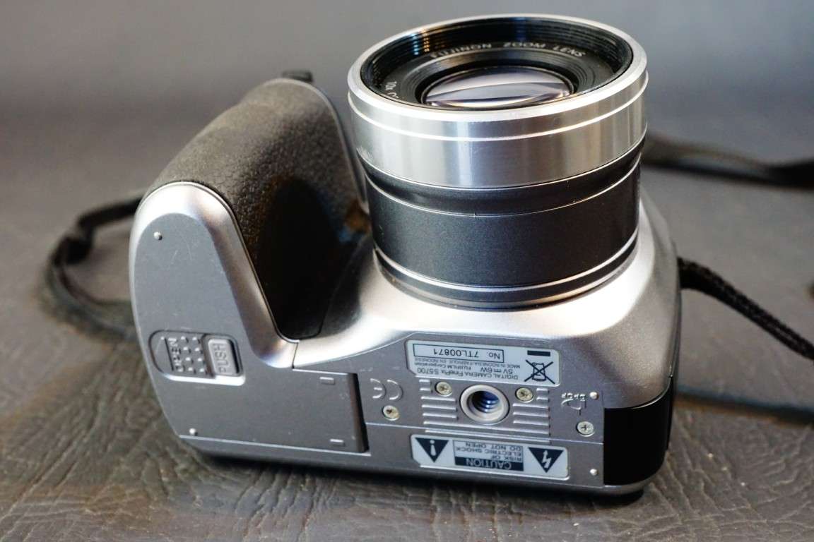 Fujifilm FinePix S5700 7.1 MP 10x Zoom Digital Bridge AA Batteries  **Good Condition**